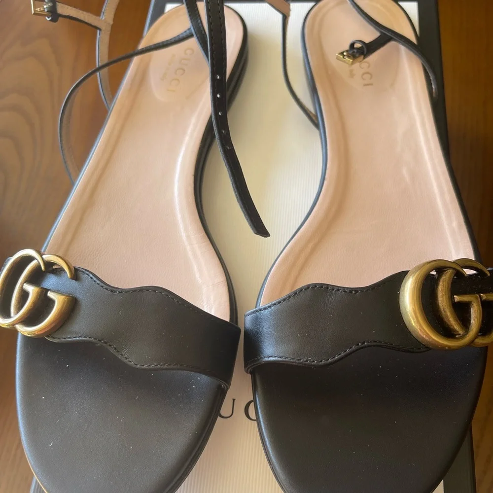 Gucci flat Black Leather Sandals with Gold Double G Accent - Picture 2 of 7